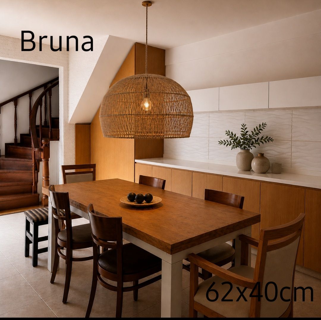 Comedor moderno con mesa de madera, sillas, lámpara colgante de mimbre y pared de ladrillo blanco; 62x40 cm.