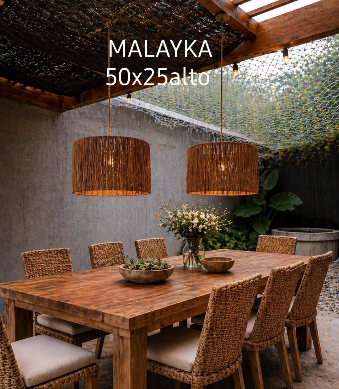 Comedor exterior cubierto con mesa de madera, sillas de mimbre, lámparas colgantes y vegetación en el techo.