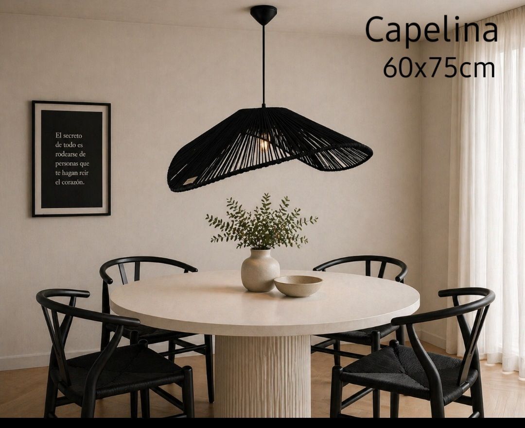 Comedor moderno con mesa redonda, sillas negras, lámpara colgante tejida y centro de mesa con jarrón.