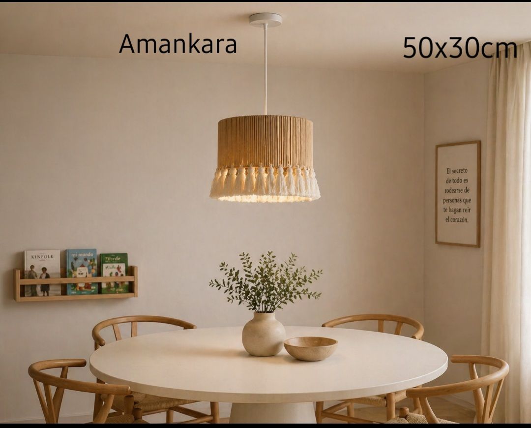 Acogedor comedor con mesa redonda, lámpara colgante de mimbre, sillas de ratán y decoración en tonos beige.