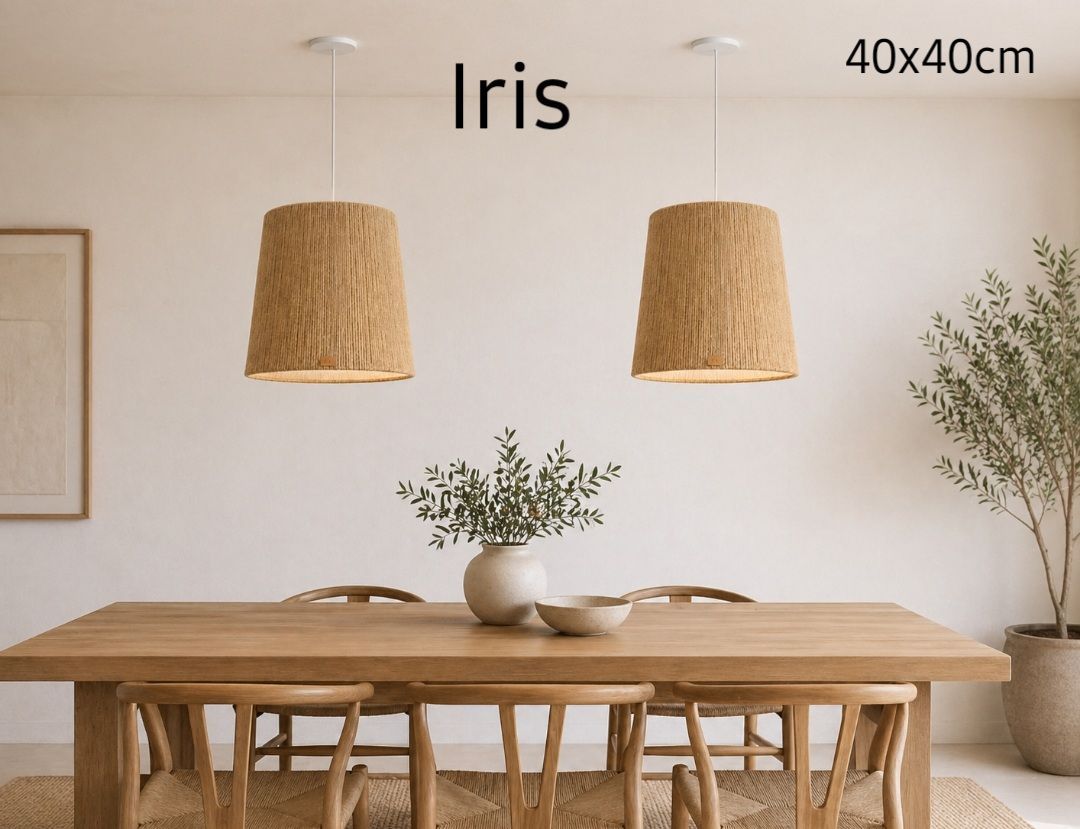 Comedor minimalista con mesa de madera, lámparas colgantes de mimbre y plantas en macetas.