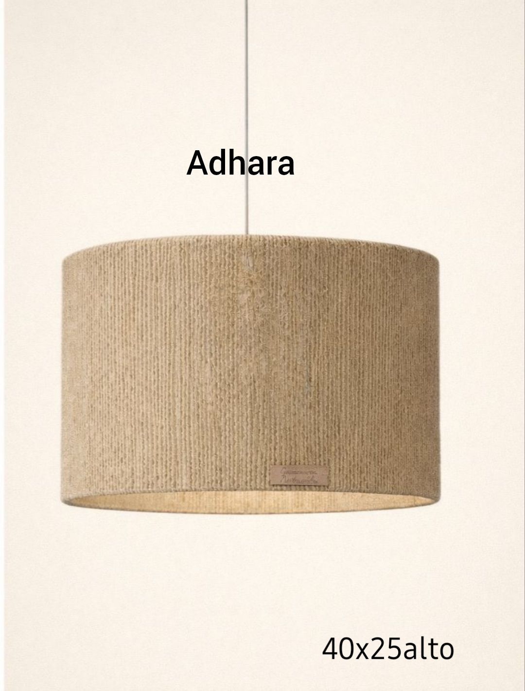 Lámpara colgante cilíndrica beige con la etiqueta “Adhara”, 40x25 alto