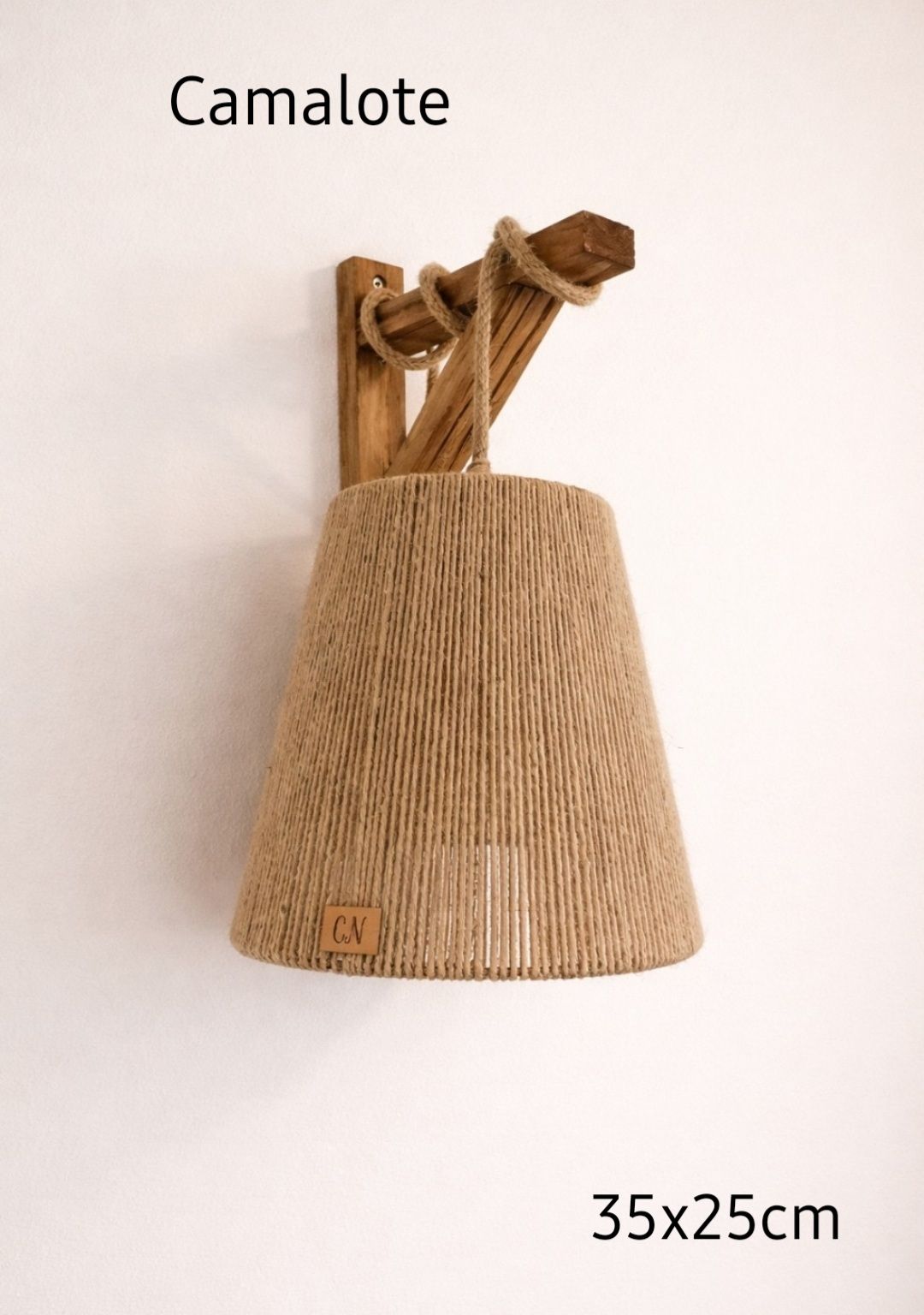 Aplique de pared tejido color beige con parte superior de madera, marca Camalote, 35x25cm.