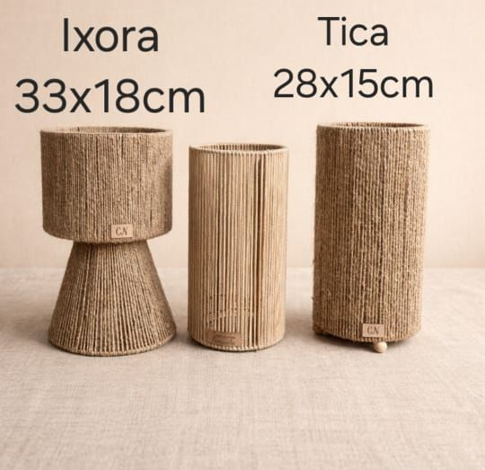 Tres taburetes cilíndricos tejidos sobre una superficie beige, etiquetados como Ixora (33x18 cm) y Tica (28x15 cm).