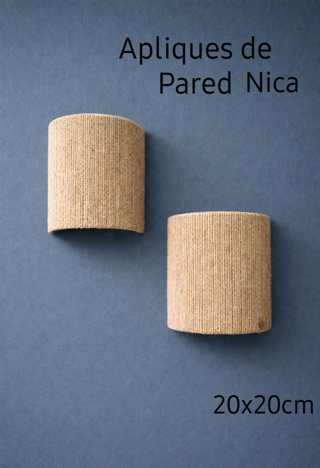 Dos apliques de pared cilíndricos de color beige sobre fondo azul, etiquetados como “Apliques de Pared Nica” y “20x20cm”.