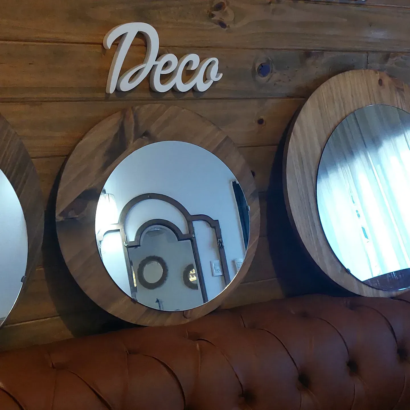 Pared de madera con letrero