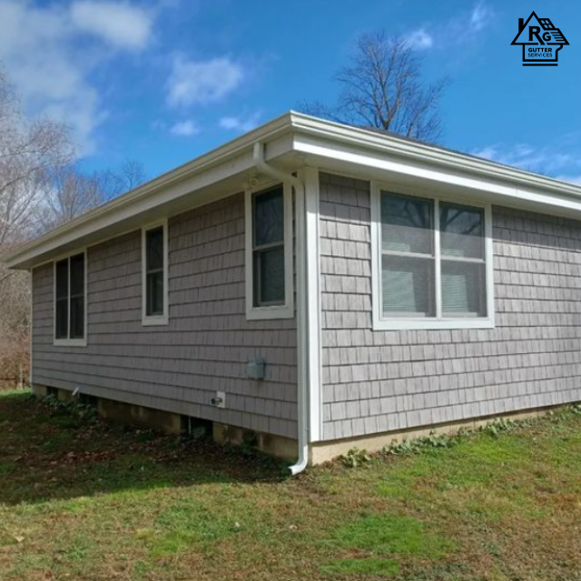 A house with a roof that has a r on it