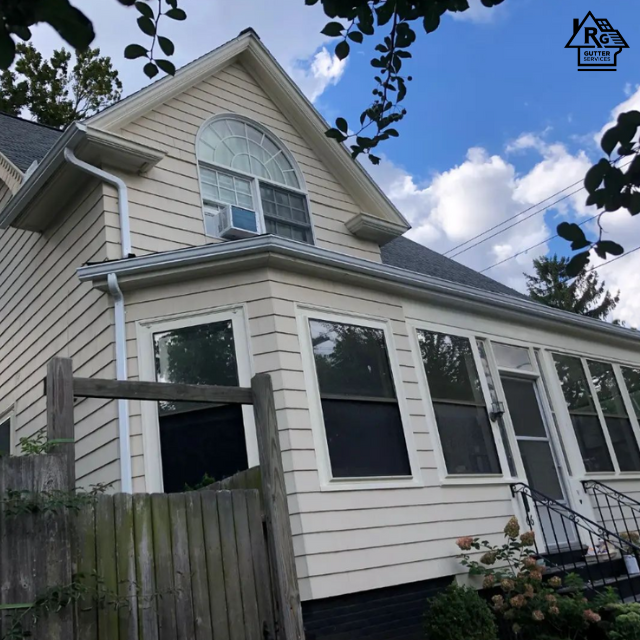 A house with a roof that has a r on it
