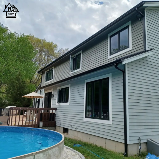 A house with a swimming pool in front of it