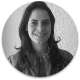 Stella Manzano | Formada em Publicidade na FAAP e Geografia pela USP. Sua paixão pela natureza física e humana explica sua escolha de cursos, aparentemente, tão distantes. Atuou como estrategista de marcas por 15 anos em algumas das principais agências de publicidade do país, como Fischer, Loducca, Ogilvy, Lowe e DM9DDB. Teve a oportunidade de trabalhar para diversos segmentos e marcas: Telefônica, Net, Banco Itaú, Nokia, Sadia, Fanta, Comfort, Consul, Toyota, Harley Davidson, Bohemia, entre outras. Em 2011 ganhou o prêmio Effie Award com o Itaú. Em 2013, fundou o LoCurioso Research and Strategy, trazendo sua experiência em planejamento de comunicação para o estudo de comportamento de consumo e do relacionamento das pessoas com marcas, produtos, serviços e comunicação. Stella também é professora no Planning Academy - o curso de treinamento profissional do Grupo de Planejamento, em parceria com a Sandbox – Escola de Estratégia. Stella Manzano | Formada em Publicidade na FAAP e Geografia pela USP. Sua paixão pela natureza física e humana explica sua escolha de cursos, aparentemente, tão distantes. Atuou como estrategista de marcas por 15 anos em algumas das principais agências de publicidade do país, como Fischer, Loducca, Ogilvy, Lowe e DM9DDB. Teve a oportunidade de trabalhar para diversos segmentos e marcas: Telefônica, Net, Banco Itaú, Nokia, Sadia, Fanta, Comfort, Consul, Toyota, Harley Davidson, Bohemia, entre outras. Em 2011 ganhou o prêmio Effie Award com o Itaú. Em 2013, fundou o LoCurioso Research and Strategy, trazendo sua experiência em planejamento de comunicação para o estudo de comportamento de consumo e do relacionamento das pessoas com marcas, produtos, serviços e comunicação. Stella também é professora no Planning Academy - o curso de treinamento profissional do Grupo de Planejamento, em parceria com a Sandbox – Escola de Estratégia.