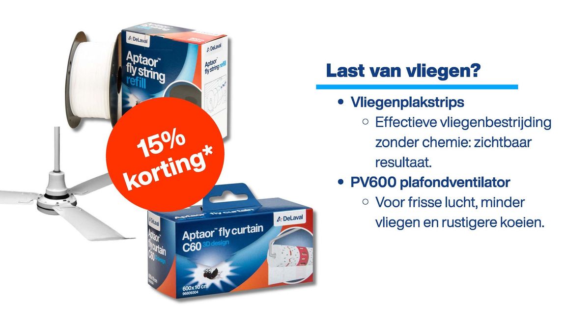 Een witte bureaulamp naast twee blauwe productdozen met een rode