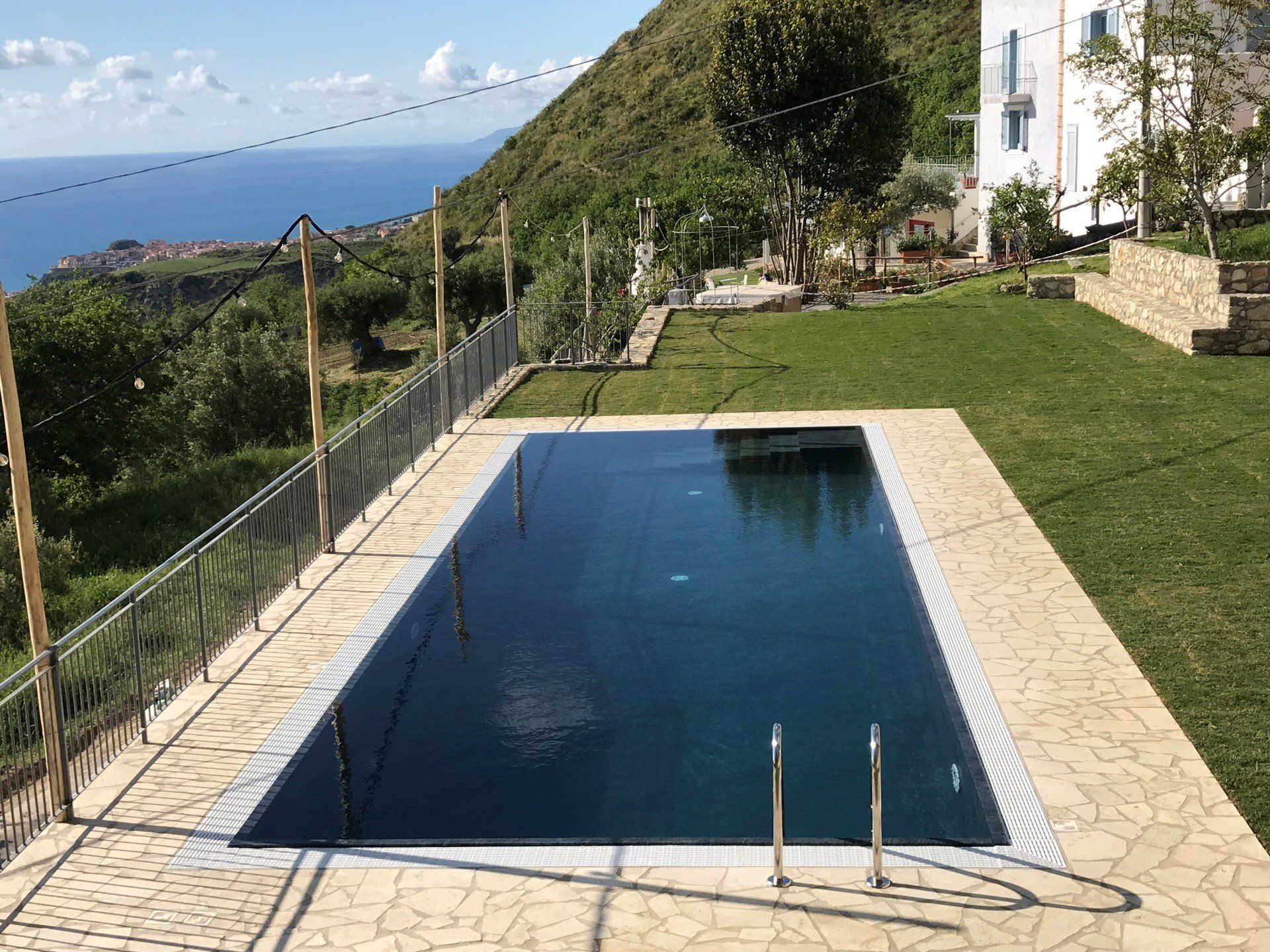 Piscina realizzata al Borgo Rosso di Sera Resort Country