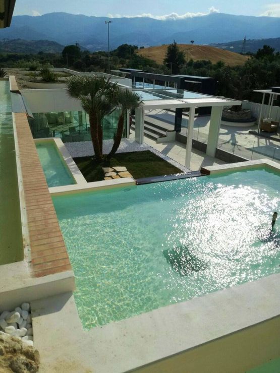 Una grande piscina con le montagne sullo sfondo