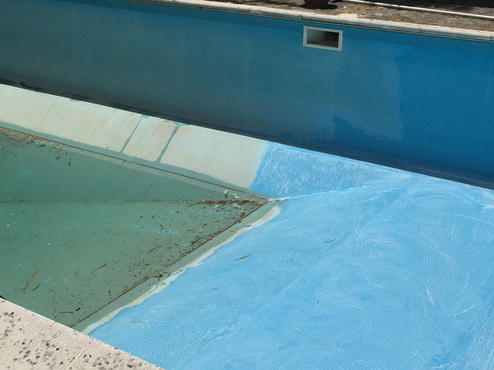 fondo piscina da pulire