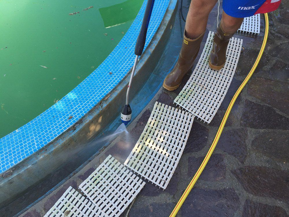 pulizia grate piscina