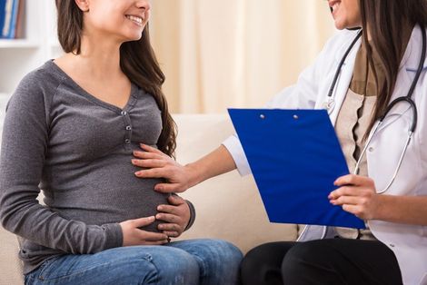 Ginecologa con donna incinta