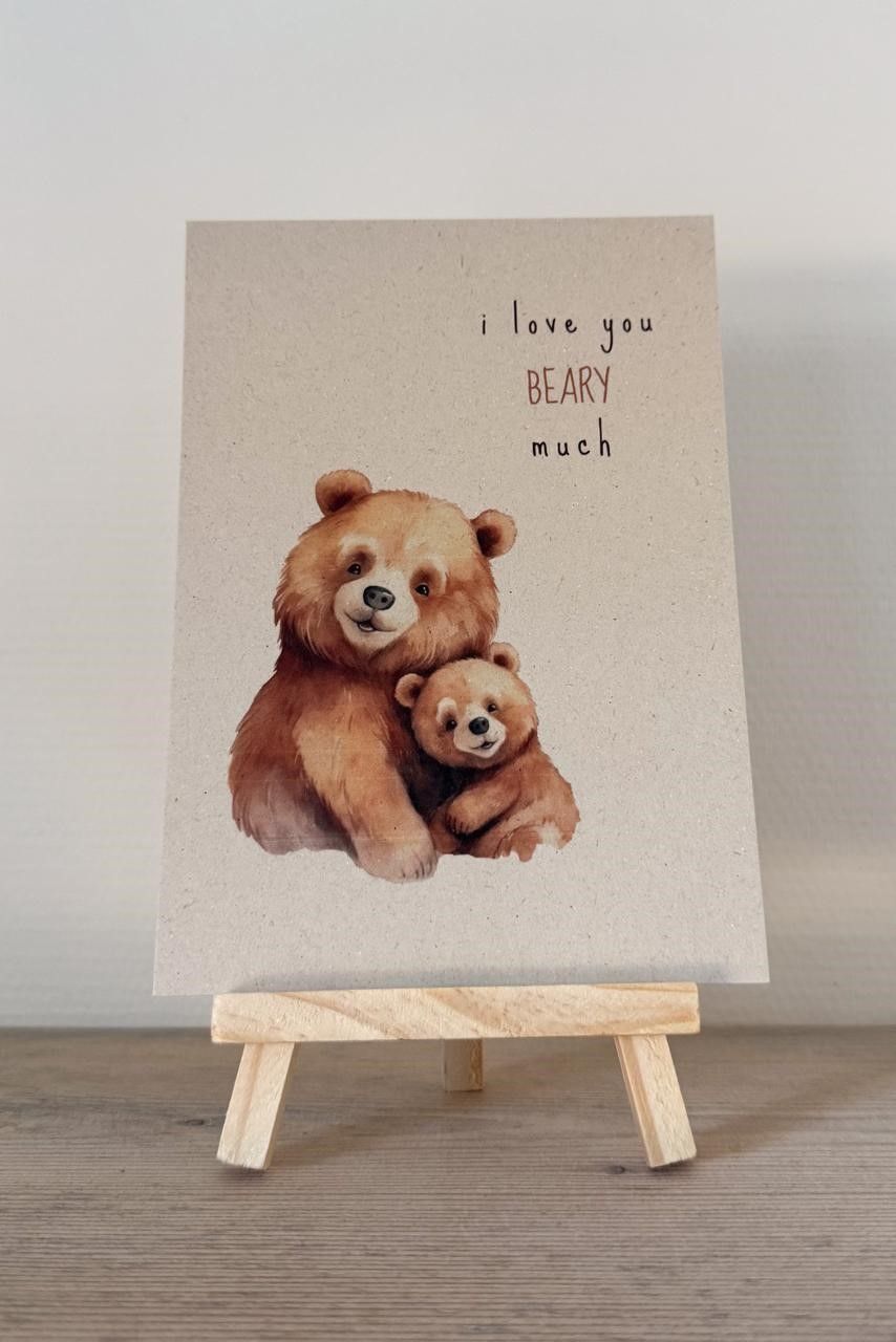 Moederbeer en welp, aquarelillustratie, op een canvas op een houten ezel. De tekst luidt: