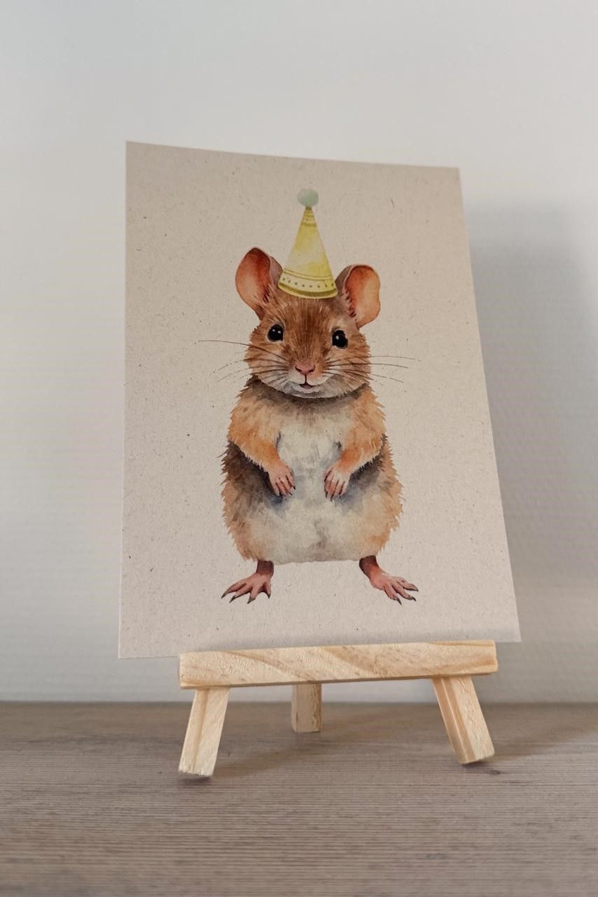 Aquarelmuis met feestmuts op een kleine ezel.