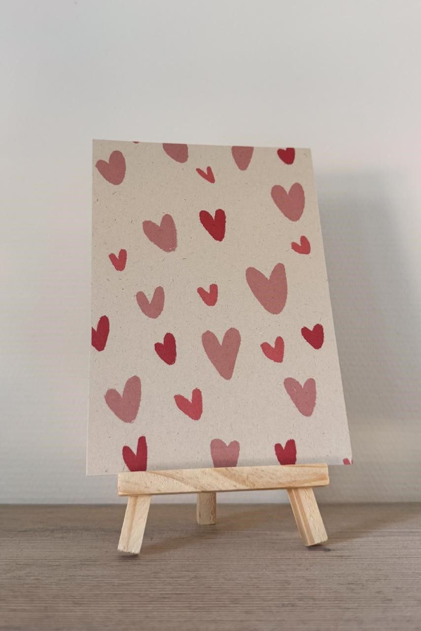 Moederbeer en welp, aquarelillustratie, op een canvas op een houten ezel. De tekst luidt: