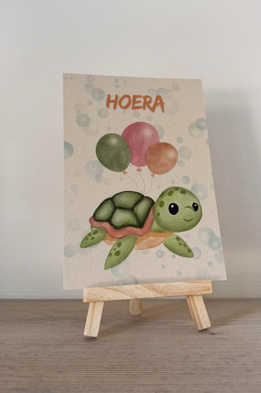 Aquarelmuis met feestmuts op een kleine ezel.