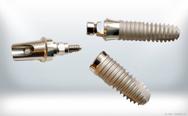 Die meisten der heute verwendeten Implantate bestehen aus dem Metall Titan. Es gibt aber auch Implantate aus Keramik.