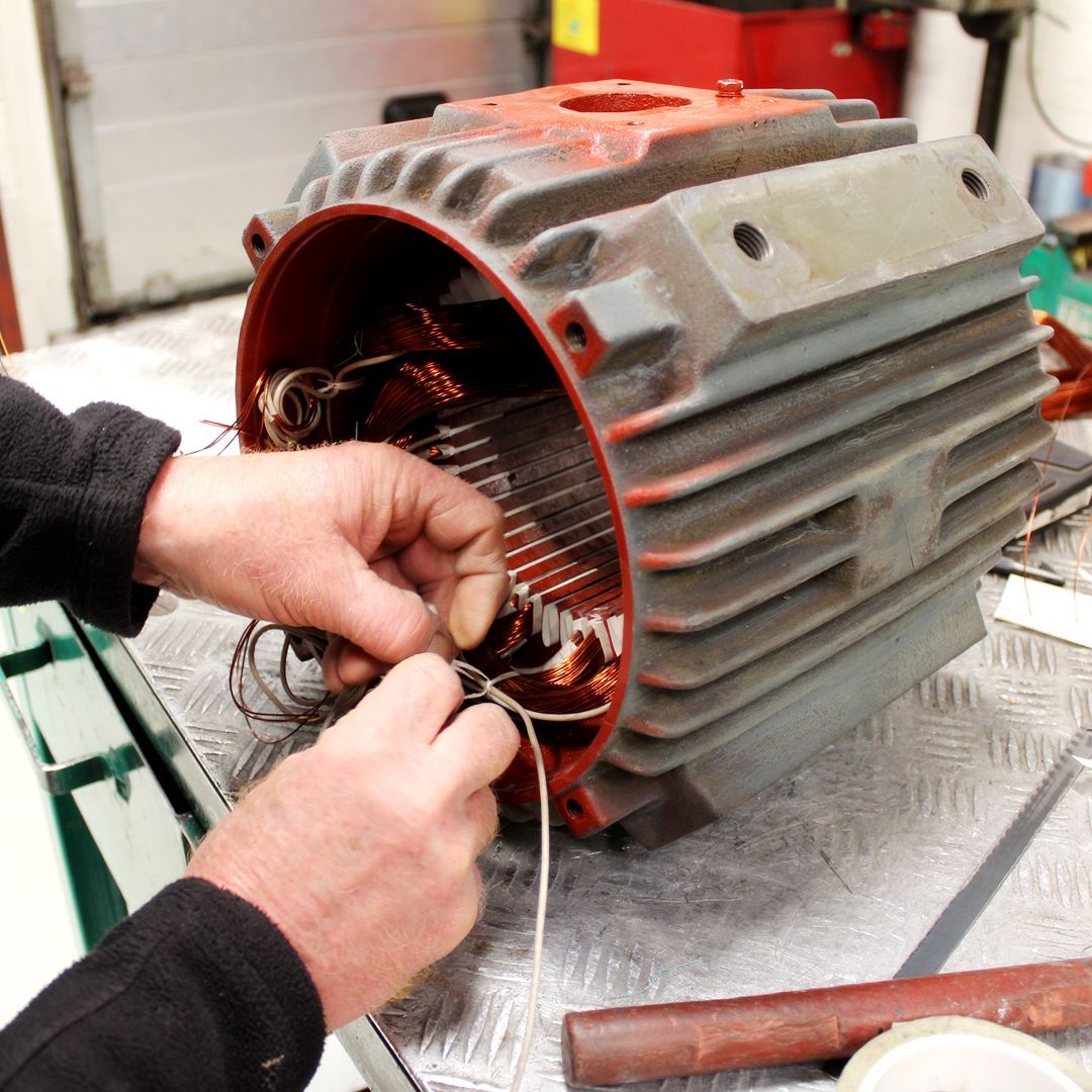 A black and white photo of a car engine with a belt.