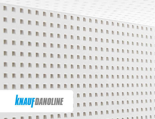 Il gesso, oltre ad essere riconosciuto come uno dei materiali da costruzione più versatili, è noto anche per le sue ottime performance acustiche; è per questo che è ideale per essere utilizzato in ambienti acusticamente sensibili. A seconda di come le lastre in gesso vengono forate, infatti, possono assorbire, riflettere e diffondere il suono, permettendo così una progettazione del suono precisa e puntuale capace di rispondere ogni esigenza della committenza.
Utilizzando materiali fonoassorbenti, come i pannelli fonoassorbenti Knauf Danoline, è possibile migliorare il controllo dei livelli di rumore e creare ambienti confortevoli.
La lastra Knauf Danoline assorbe fino al 90% del suono che colpisce la sua superficie. Aderisce ai requisiti acustici nazionali per specifici tempi di riverbero e può essere adattato per adattarsi alla precisione esigenze di stanze diverse, contribuendo a creare un'atmosfera confortevole, più silenziosa e tranquilla.