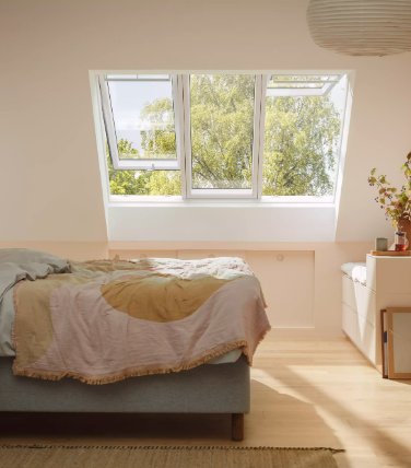 Finestra per tetti standard
Porta luce e aria fresca nella tua stanza con una finestra per tetti.
Scopri i nostri prodotti. E se hai bisogno di una consulenza di progetto ti aiutiamo noi. Clicca e scopri.
Per tetti con pendenza da 15° a 90°
Più luce e ventilazione nella tua stanza
Indicata in stanze piccole
Finestre per tetti a falda
Soluzione VELUX 2 in 1
Dove c'è spazio per una finestra per tetti, spesso c'è spazio anche per due. Fai entrare il doppio della luce a casa tua con la nuova Soluzione 2 in 1 e lascia che luce, vista e aria fresca trasformino le tue stanze.
Scopri i nostri prodotti. E se hai bisogno di una consulenza di progetto ti aiutiamo noi. Clicca e scopri.
Per tetti con pendenza tra 15° e 90°
Il modo più vantaggioso per avere il doppio della luce naturale
Fai sembrare più grandi i tuoi spazi
Soluzione VELUX 3 in 1
Trasforma la tua casa con la luce naturale.
Scopri i nostri prodotti. E se hai bisogno di una consulenza di progetto ti aiutiamo noi. Clicca e scopri.
Composta da due finestre apribili e un elemento fisso, inseriti in un unico telaio, la Soluzione VELUX 3 in 1 ti fa risparmiare rispetto all'acquisto di tre finestre di pari dimensioni.
Sceglila per un'ambiente spazioso e ricorda che la luce non è mai troppa. Puoi sempre aggiungere nuove finestre se la stanza è molto ampia.  
Per tetti con pendenza da 15° a 90°
Il modo più conveniente per massimizzare la luce
Ampia vista panoramica
Finestre affiancate
Dove c'è spazio per inserire una finestra, è spesso possibile installarne due. 
Scopri i nostri prodotti. E se hai bisogno di una consulenza di progetto ti aiutiamo noi. Clicca e scopri.
Sceglile in ambienti spaziosi e ricorda che la luce non è mai troppa. Puoi sempre aggiungere nuove finestre se la stanza è molto ampia.
Indicate per tetti con pendenza da 15° a 90°
Vista panoramica e più luce
Aumenta la percezione di spazio
Finestra balcone
Aumenta lo spazio in casa con un balconcino che ti regala uno splendido affaccio e ti permette di portare l'esterno al'interno dei tuoi ambienti. 
Con questa soluzione vivi la magia di una finestra che si trasforma in un piccolo balcone in pochi istanti.
Concediti una vista panoramica grazie a una finestra che si apre verso l'esterno fino a 45°
Ringhiera laterale per una maggior sicurezza