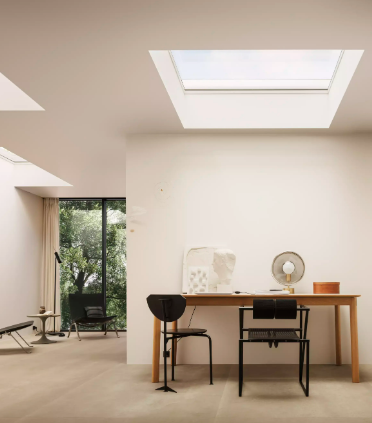 Finestra con vetro piano
La finestra con vetro piano di ultima generazione porta la magia della luce naturale nella tua casa. La sua struttura unica è quasi invisibile, il telaio integrato nel tetto e il battente sottile lasciano entrare il massimo della luce per portare il cielo in casa tua. La finestra per tetti piani con vetro piano è disponibile con doppio vetro (Urc,ref300=0,75 W/m2K) o triplo vetro (Urc,ref300=0,60 W/m2K) per eccellenti prestazioni energetiche. Anche l'isolamento acustico in caso di pioggia, grandine e traffico e elevato.
Per tetti con pendenza da 2° a 15°
Finestra con vetro curvo
La finestra per tetti piani con vetro curvo rivoluziona il design dei serramenti. La sua struttura unica è quasi invisibile: il battente sottile e il telaio integrato nel tetto lasciano entrare il massimo della luce, anche con una tenda installata. Il vetro curvo fa scivolare via l'acqua piovana per regalarti sempre una vista pulita sul cielo. La finestra per tetti piani con vetro curvo è disponibile con doppio vetro (Urc,ref300=0,65 W/m2K) o triplo vetro (Urc,ref300=0,55 W/m2K) per eccellenti prestazioni energetiche. Anche l'isolamento acustico in caso di pioggia, grandine e traffico e elevato.
Per tetti con pendenza da 0° a 15°
Finestra con cupola
Molto più di una semplice cupola, questa finestra per tetti piani porta tanta luce negli ambienti e offre buone prestazioni energetiche.
Per tetti con pendenza da 0° a 15°