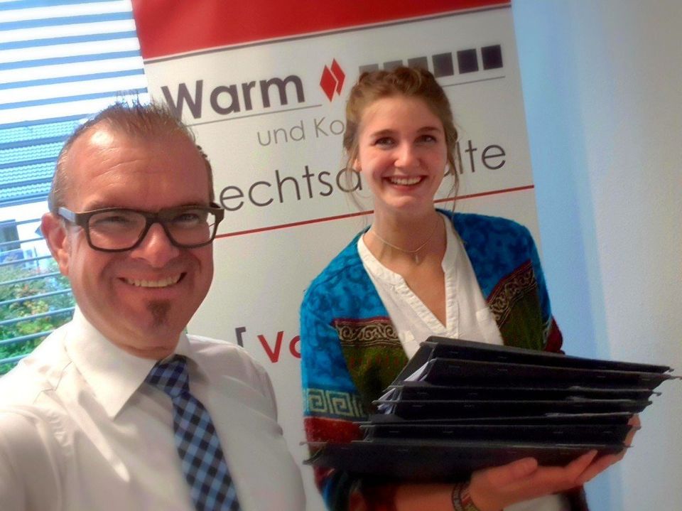 (v.l.) Rechtsanwalt Martin J. Warm (Warm & Kollegen Rechtsanwälte, Paderborn) mit Sophia Schröder (Studentin der Rechtswissenschaft an der Universität Bielefeld) 