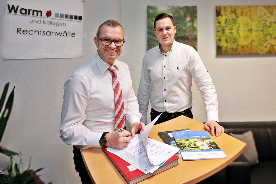 Wirtschaftsclubmitglied Rechtsanwalt Martin J. Warm mit dem Geschäftsführer der Wirtschaftsjunioren Paderborn + Höxter Daniel Beermann bei der Vertragsunterzeichnung