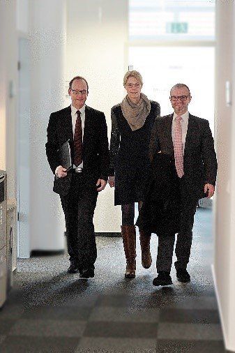 Rechtsanwalt Raphael Thomas, Rechtsanwältin Judith Spilker, Rechtsanwalt Martin J. Warm (v.l.)