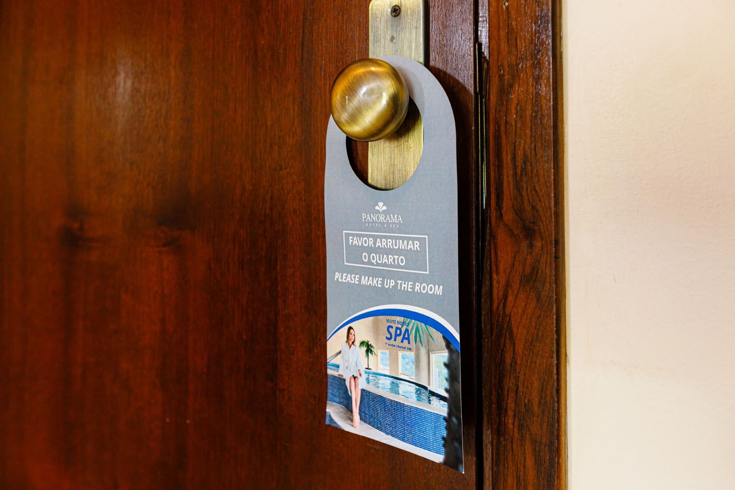 Uma porta com uma placa de não perturbe.