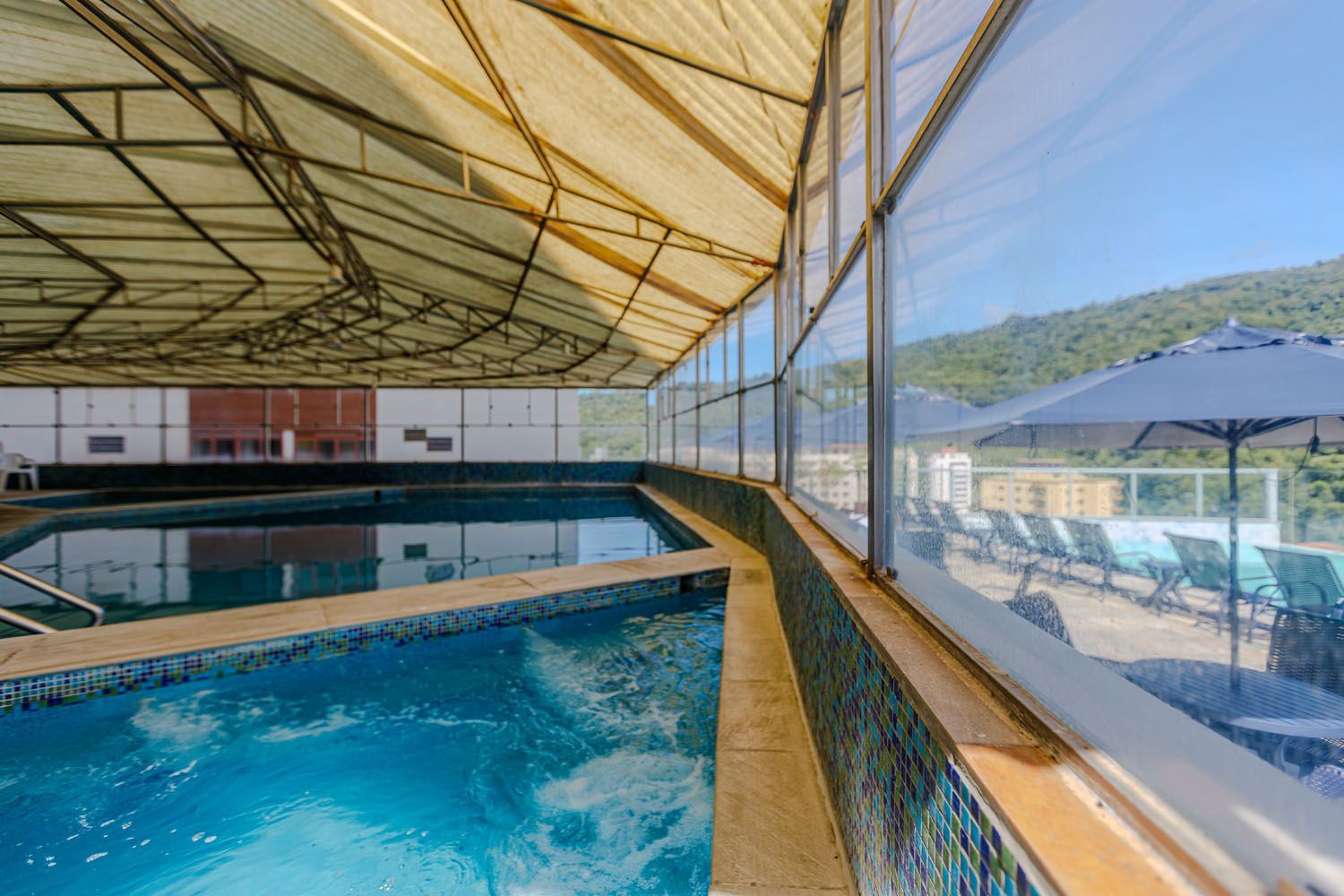 Uma grande piscina coberta com teto de vidro