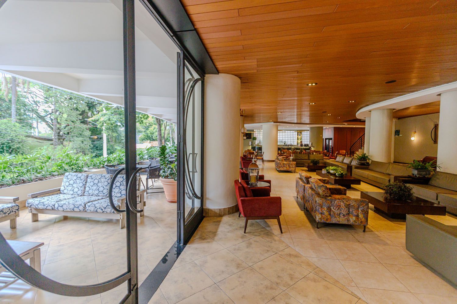 Um grande lobby com muitos móveis e uma rede.