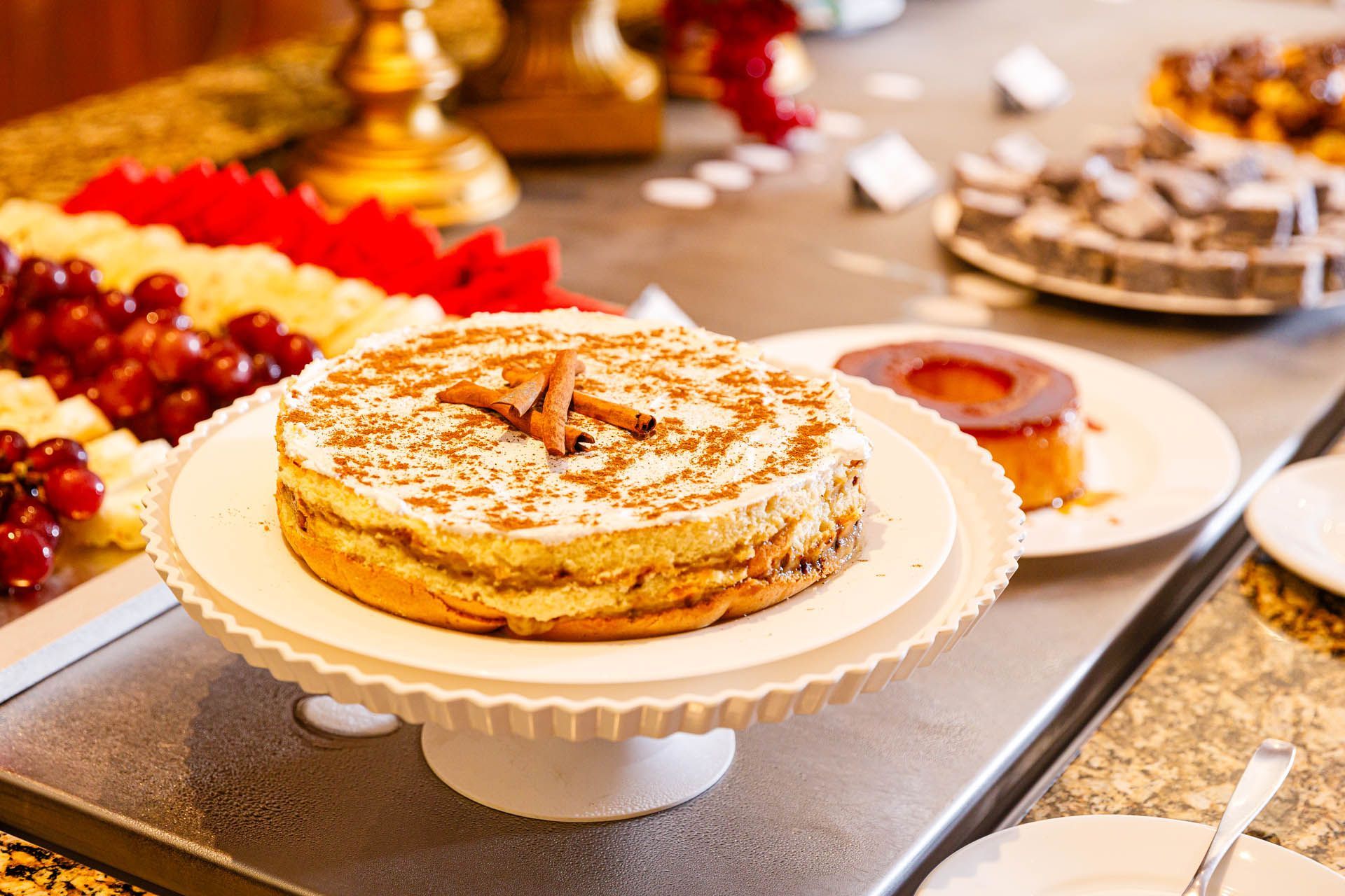 Uma garrafa de vinho e uma taça de vinho estão sobre uma mesa.