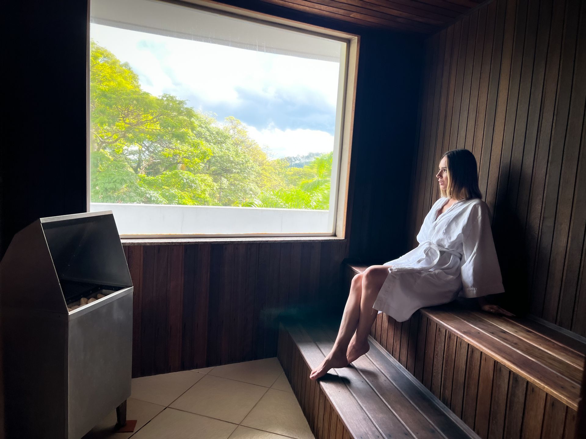 Uma sala de estar com móveis de vime e uma parede vermelha