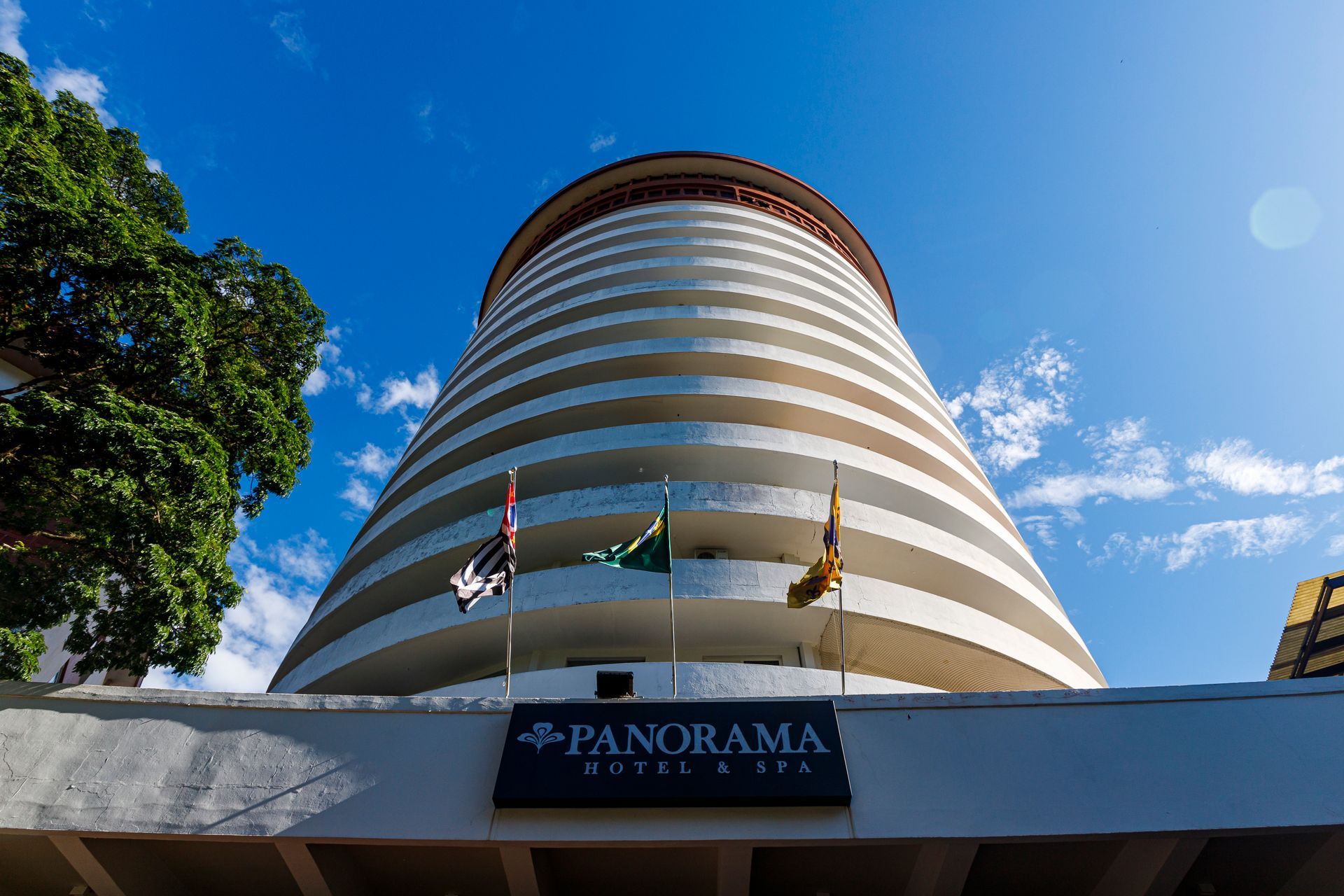 Um grande edifício com uma placa que diz panorama hotel