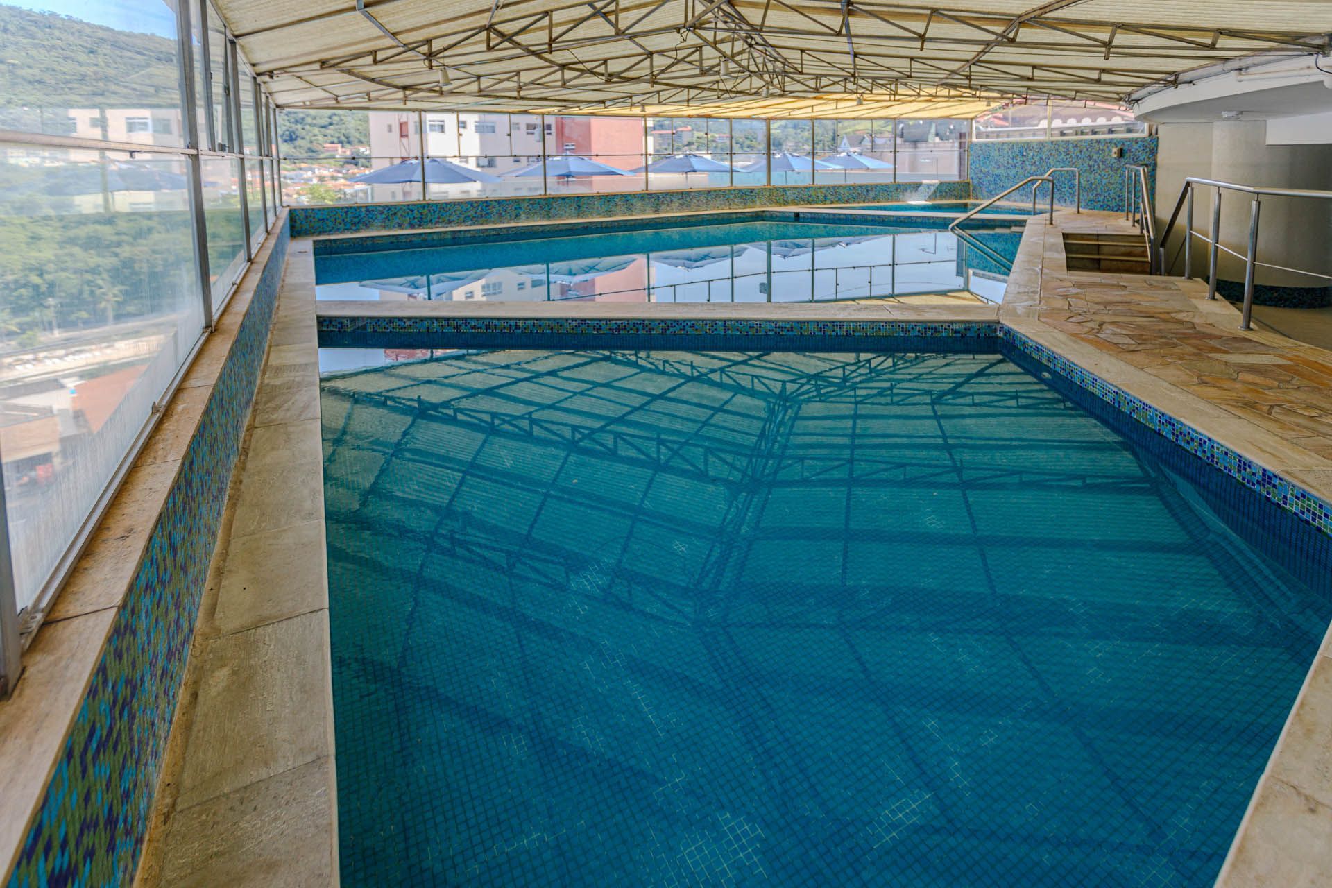 Uma grande piscina coberta com teto transparente