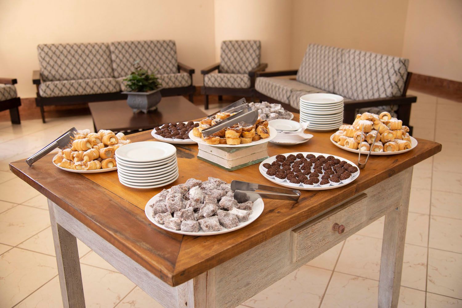 Uma mesa com pratos de comida em uma sala de estar.