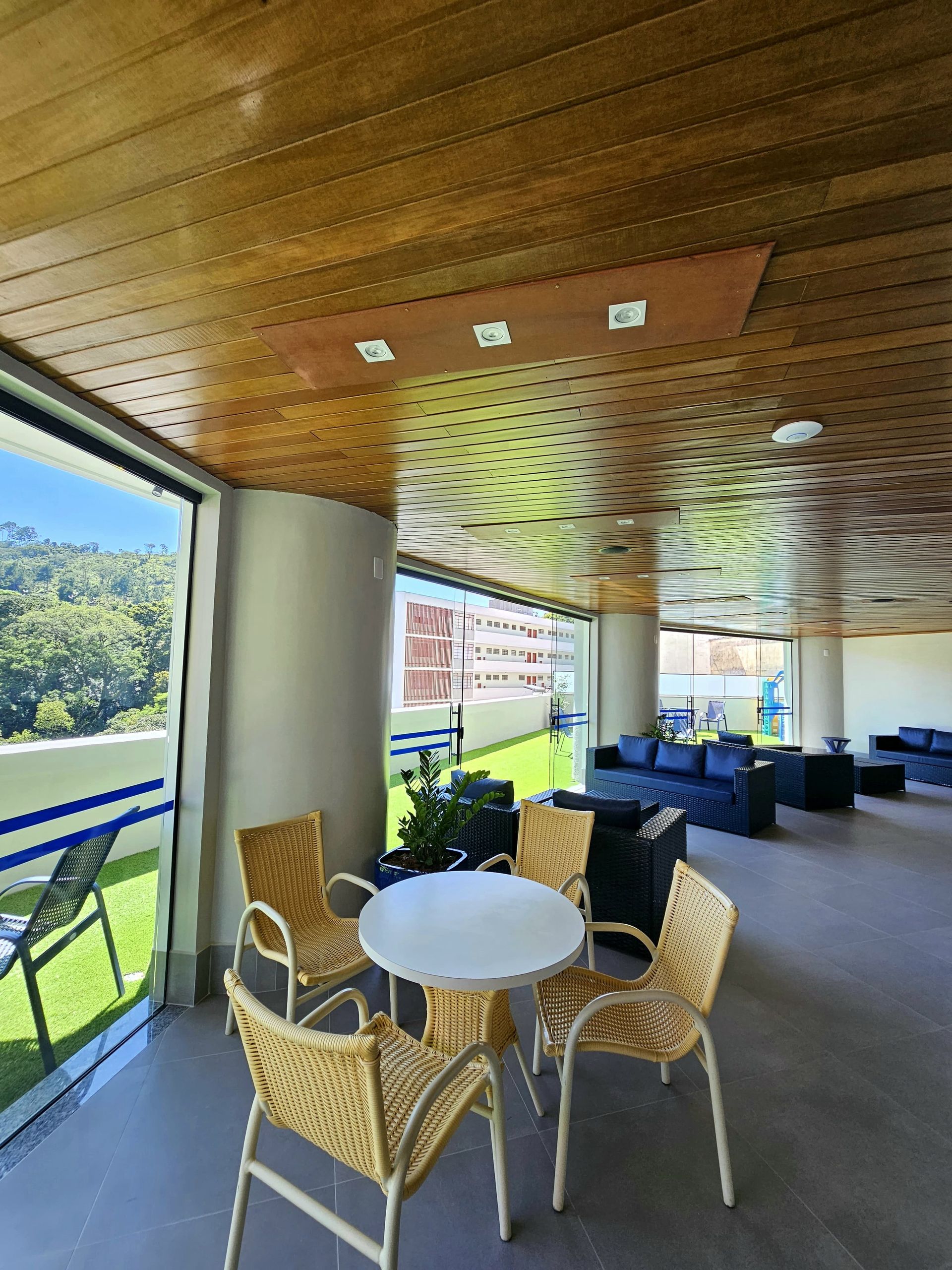 Um grande edifício com uma placa que diz panorama hotel