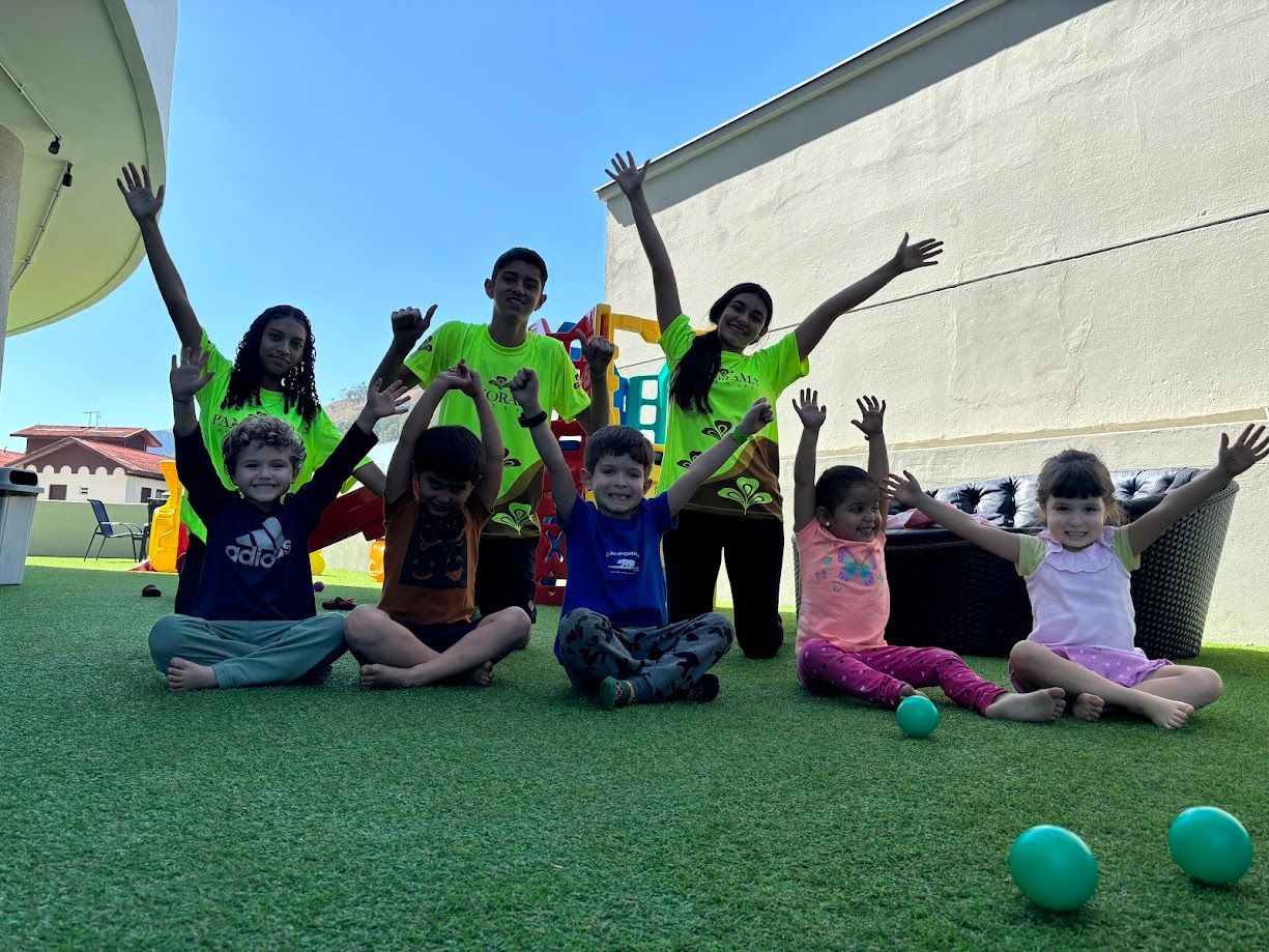 Uma sala grande com uma mesa e cadeiras e uma mesa de pingue-pongue.