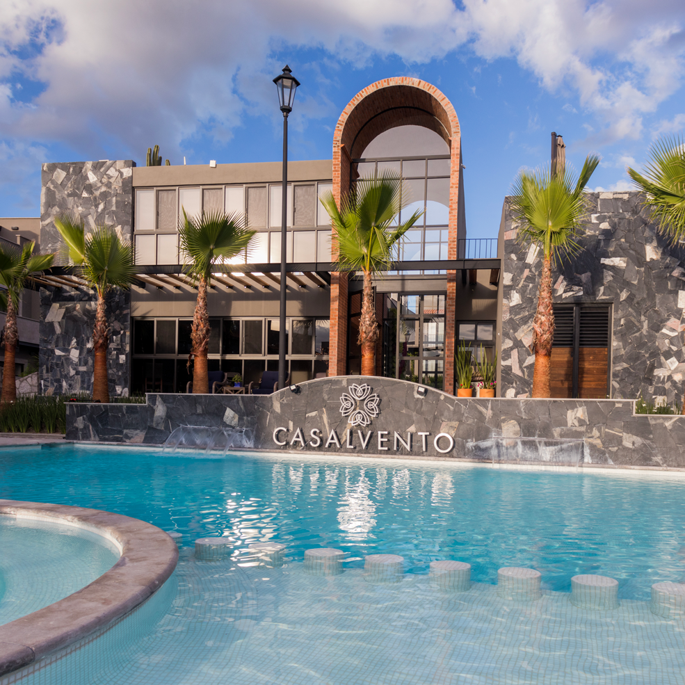 Una gran piscina frente a un edificio que dice casa vento
