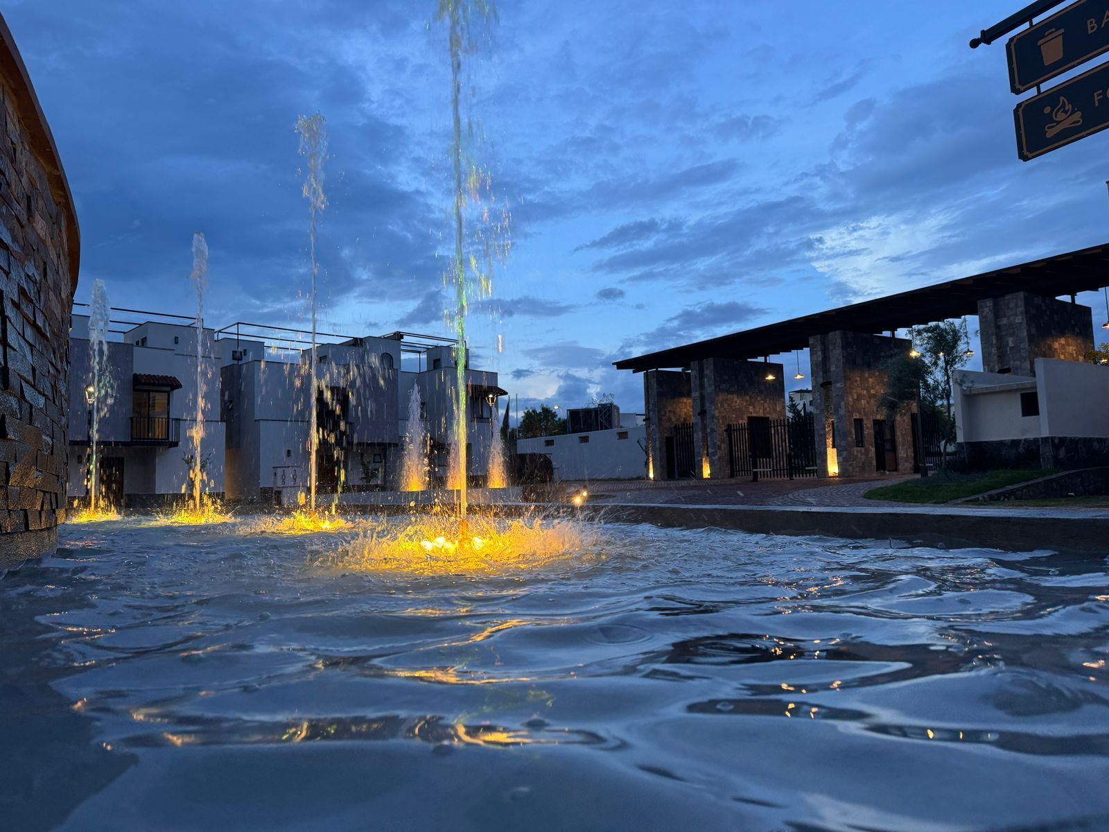 Fuente a la entrada de lantana residencial