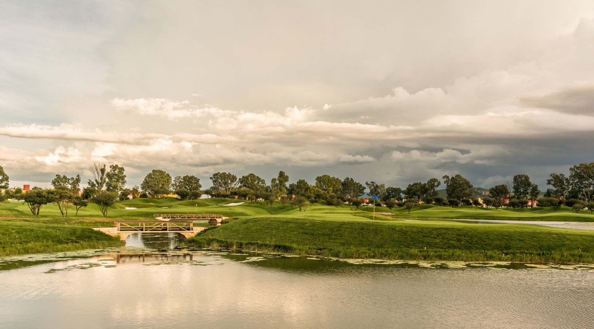 Hay un lago en el medio de un campo de golf.