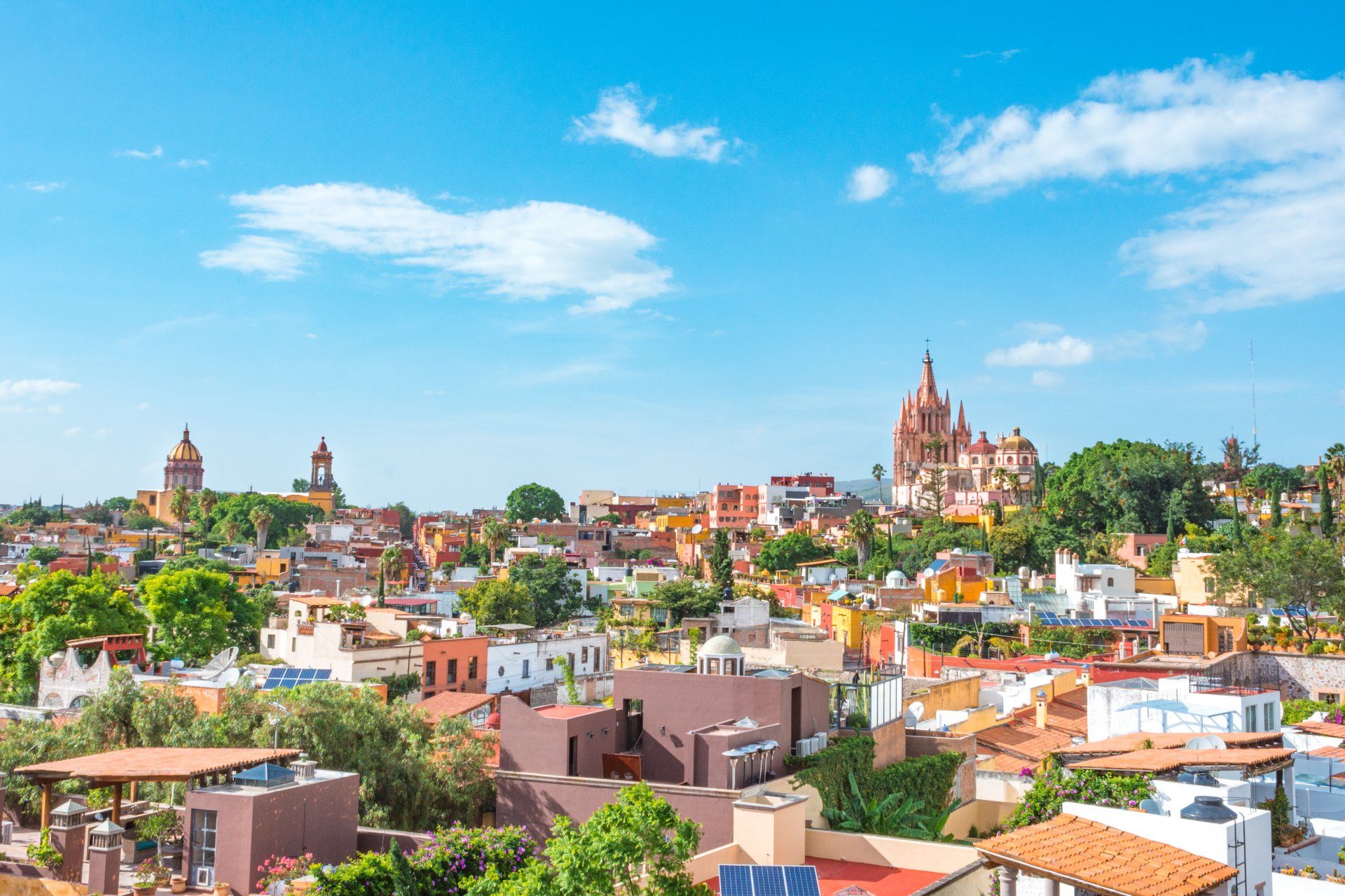 Una vista aérea de una ciudad con una iglesia al fondo.