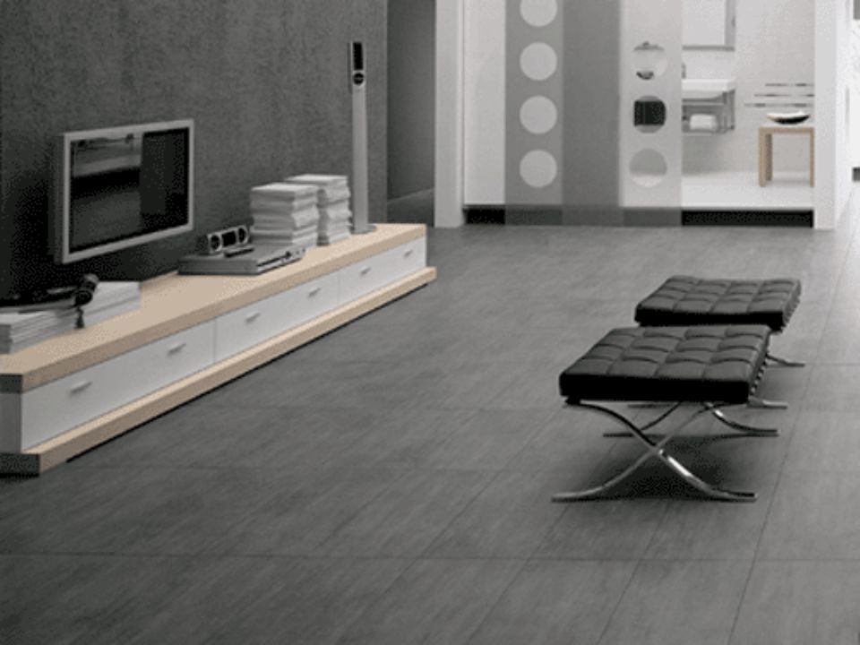 salotto con pavimento grigio