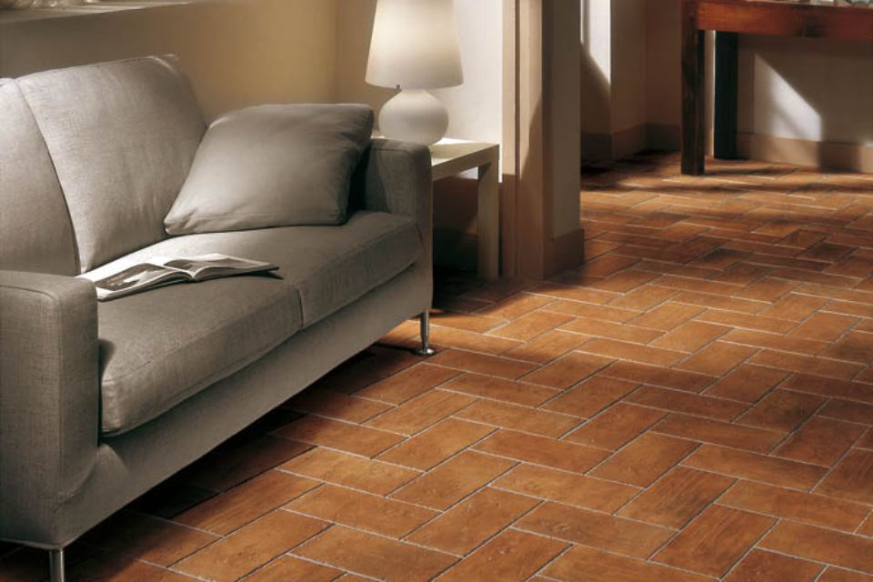 pavimento in cotto e divano