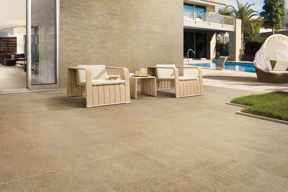 pavimento esterno con poltrone