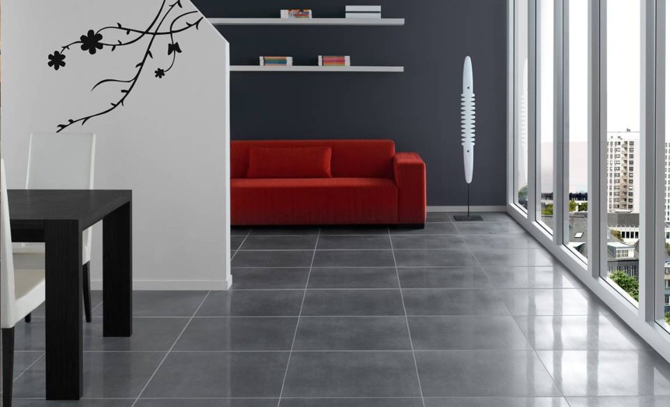 pavimento e divano rosso